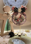 Bombka 3d decoupage ozdobiona papierem ryżowym  z motywem świątecznego ptaszka