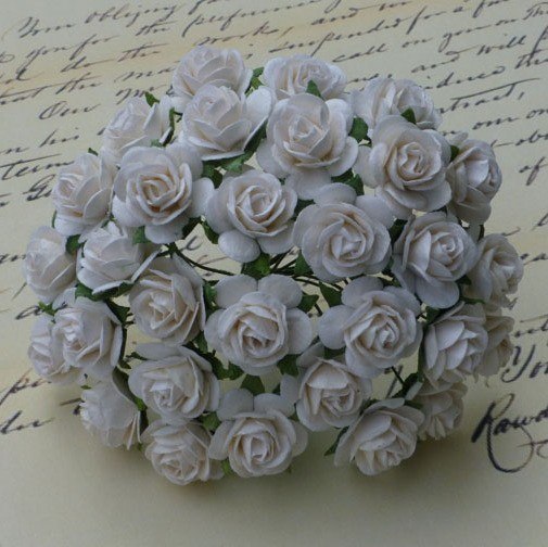 Papierowe kwiaty, różyczki w kolorze białym