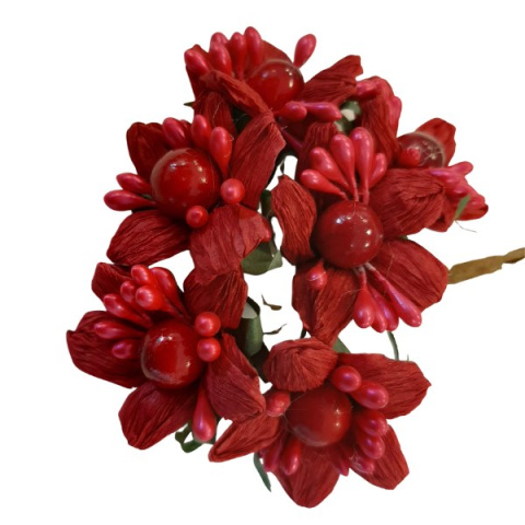 Poinsecje - kwiaty z papieru w kolorze czerwonym z pręcikami i kuleczkami